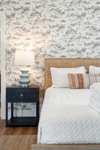 Folliday Inn - The Ariston - Room 34