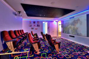 Luxury Infinity & Bowling Villa 14BD Theater Games Pool & Spa