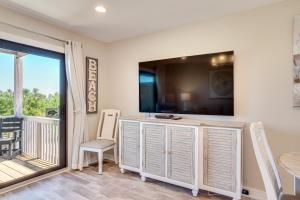 St Helena Island Condo with Beach Views and Porch!