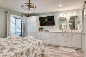 St Helena Island Condo with Beach Views and Porch!