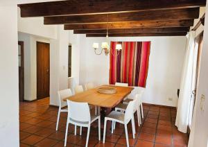 Espaciosa y cálida en medio de gran parque