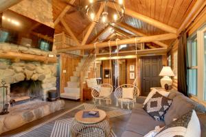 1 Mi to Beach and Lake Breezy Point Cabin with Yard!