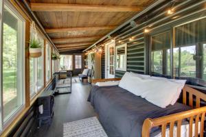 1 Mi to Beach and Lake Breezy Point Cabin with Yard!