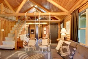 1 Mi to Beach and Lake Breezy Point Cabin with Yard!