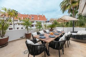 Central 3 BDRM Spacious Penthouse w 2 Pools & BBQ