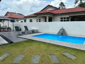 EnaBella Homestay Pool Melaka - Kampong Gangsa