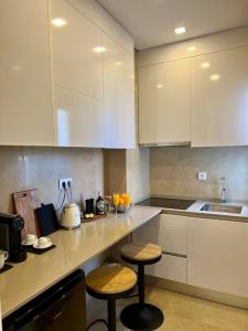 Stylish City Apartment & sunrise from your sofa - Top Stay!