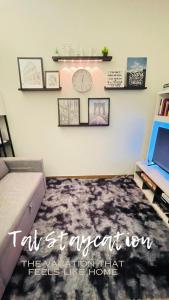 TAL Staycation 1 Bedroom 1 Bathroom & Kitchen ,Neflix,up to 300 to 400 mbps high speed internet cozy,spacious,accessible new condo unit at SMDC Trees Residence Quezon City
