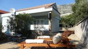 Sweet house with garden 35 meters from sea - Karlobag