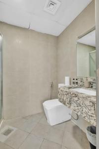 Stylish 2BR for 6 with King Beds, Pool, Gym in JVC