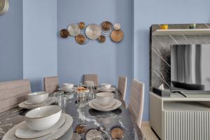 Stylish 2BR for 6 with King Beds, Pool, Gym in JVC