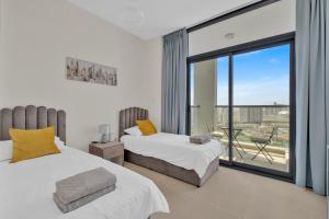 Stylish 2BR for 6 with King Beds, Pool, Gym in JVC