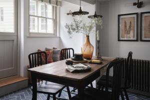 Kittiwake Cottage - Charming harbour-side cottage, luxury interiors