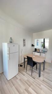 Charmant T1 entre ville et lac avec balcon