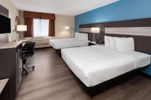 Queen Room with Two Queen Beds and Roll-in Shower - Mobility Accessible/Non-Smoking room in Baymont by Wyndham Copley Akron