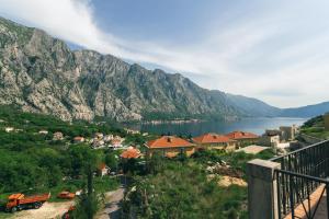 GH Aparts with SCENIC VIEWS & POOL