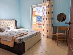 Sarahs Apartments - 5 min walk to Beaches & Boulevard - big balcony!