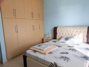 Sarahs Apartments - 5 min walk to Beaches & Boulevard - big balcony!