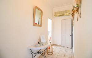 Maisons de vacances Gorgeous Home In Rognonas With Wifi : photos des chambres