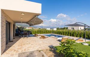 Cozy Home In Kastel Novi 