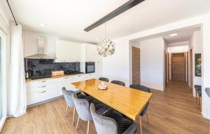 Cozy Home In Kastel Novi 