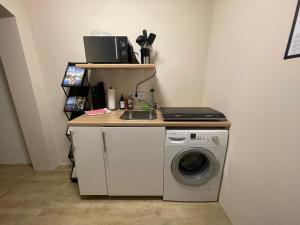 Vorstadtoase für 3 - Queensize-Bett, Schlafcouch, Parkplatz & Netflix - Nähe BER