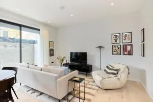 The Brondesbury Quarters - Modern 2BDR Flat with Balcony & Parking - Cricklewood
