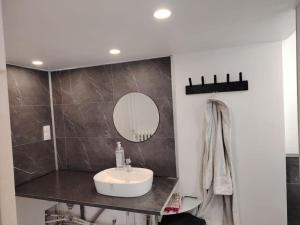 Appartements Apppartement dans maison avec terrasse plein sud , Netflix, parking et fibre : photos des chambres