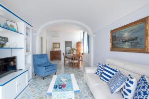 Charming Villa with private pool overlooking the sea, Amalfi Coast, 200 steps from the road
