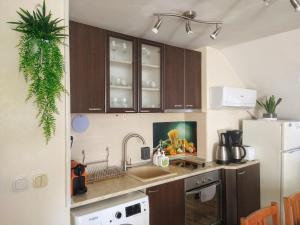 Cozy 2 Bedroom Apartment with Terrace Near the Beach and Park