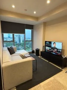 1BR Branz BSD: PS5, King Size Bed, and 4K OLED TV - Babulak