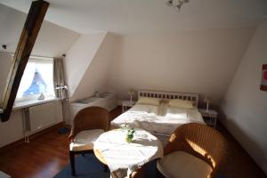 Studio Apartment with One Double Bed room in Hotel garni Zur Post