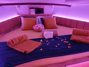 SLEEPBOAT LuxLife Yatch