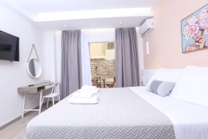 Elisavet City Apartment with Veranda