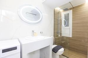 Elisavet City Apartment with Veranda