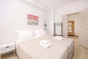 Elisavet City Apartment with Veranda