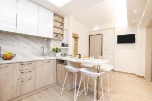 Elisavet City Apartment with Veranda