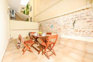Elisavet City Apartment with Veranda