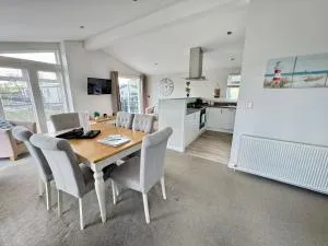 The Lighthouse, Pet friendly lodge on Hoburne Cotswold Holiday Park - 史云顿