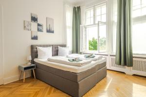 KAISER 02 by ROCKCHAIR Apartments l SUPERHOST Status l 3 Bedrooms Boxspringbeds 2 Bathrooms l Cozy Family & Business Flair 155 sqm 3 Balcony 2nd Floor Elevator up to 10 guests welcomes you!