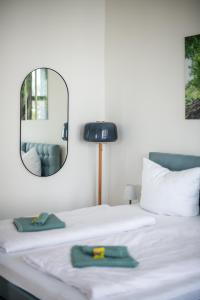 KAISER 02 by ROCKCHAIR Apartments l SUPERHOST Status l 3 Bedrooms Boxspringbeds 2 Bathrooms l Cozy Family & Business Flair 155 sqm 3 Balcony 2nd Floor Elevator up to 10 guests welcomes you!