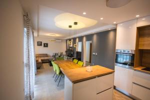 LUXURY Apartment IMOTA,with private pool,big Free Parking,Car EVcharger