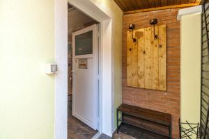 Industrial style studio house Eni, with Parking, BBQ, AC in Marčana, Ferienwohnung