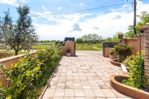 Industrial style studio house Eni, with Parking, BBQ, AC in Marčana, Ferienwohnung