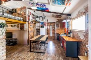 Industrial style studio house Eni, with Parking, BBQ, AC in Marčana, Ferienwohnung