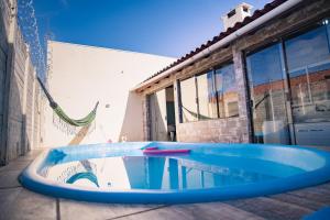 Casa Areal,1 Suíte, 2 Quartos Climatizados, piscina e Estacionamento 2 carros