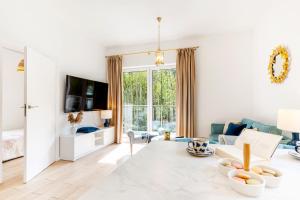 FoRest Longinówka - las, jezioro, parking, Netflix i Prime, TV55"