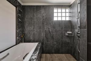 Townscape Double, Guest room, 1 King, Partial river view, Low floor (Townscape Double, Guest Room, 1 King, Partial River View, Low Floor)