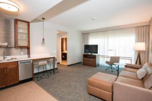 Deluxe King Suite room in Residence Inn by Marriott Cincinnati Midtown/Rookwood