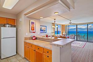 Best AC Beachfront Condo with Sandy beach, snorkel, Whale Watching